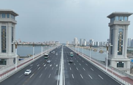 北京路沂河橋全線通車，曾用560個液壓千斤頂同步頂升老橋